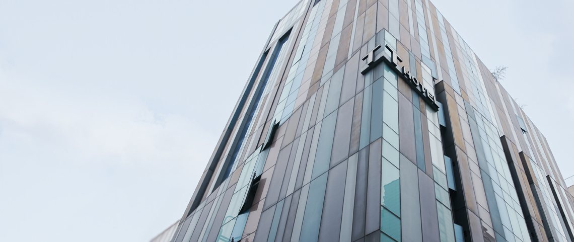 트리아호텔 건물 외관과 TRIA HOTEL 간판